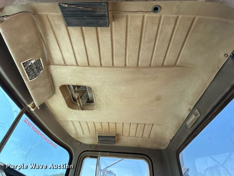image for item DD3293 1981 Mack R685ST semi truck
