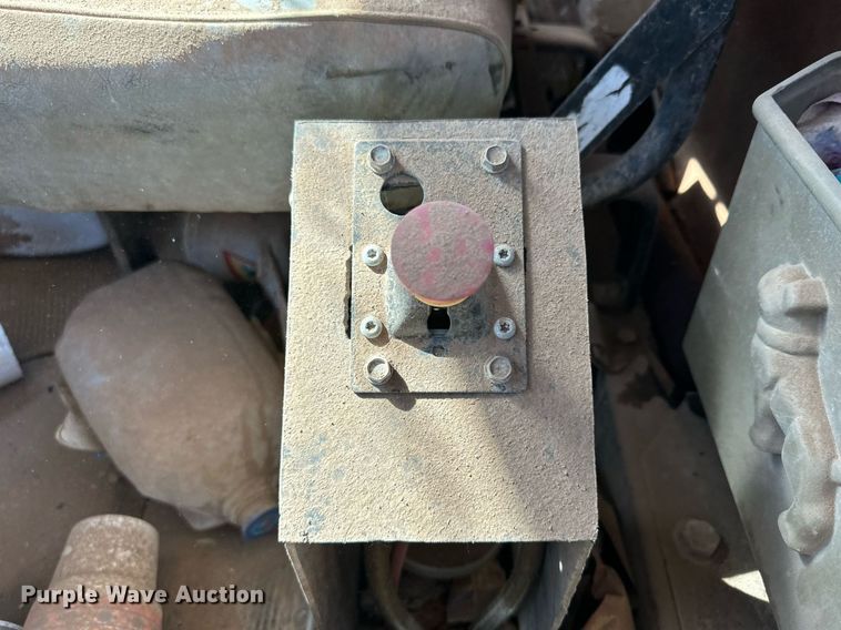 image for item DD3293 1981 Mack R685ST semi truck