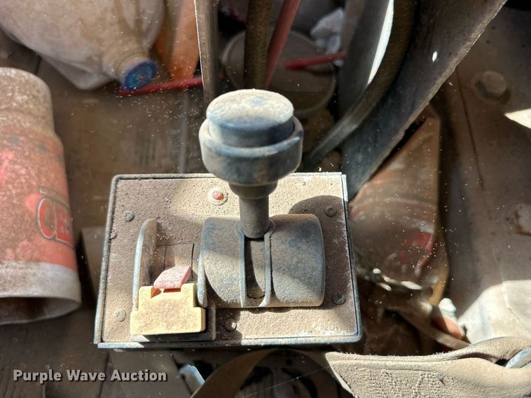 image for item DD3293 1981 Mack R685ST semi truck