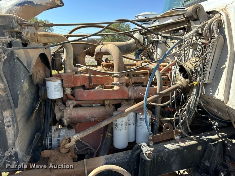image for item DD3293 1981 Mack R685ST semi truck