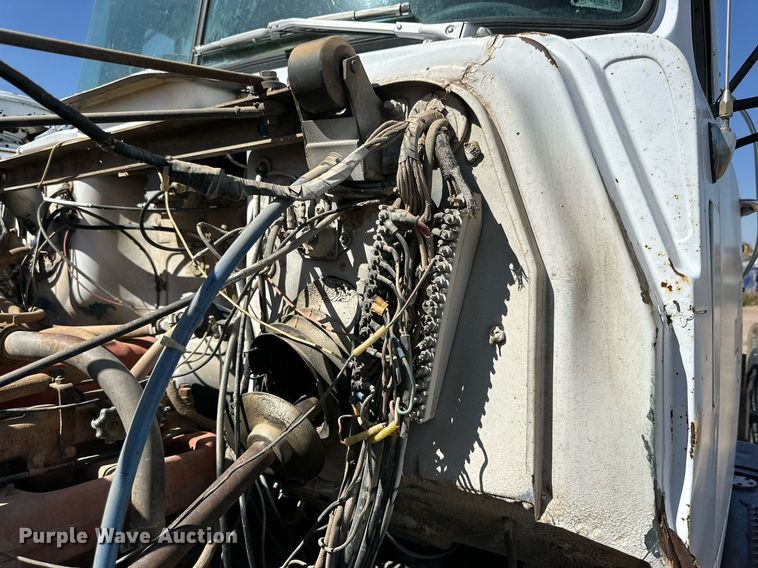 image for item DD3293 1981 Mack R685ST semi truck