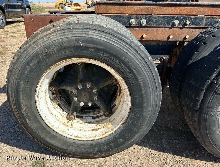 image for item DD3293 1981 Mack R685ST semi truck