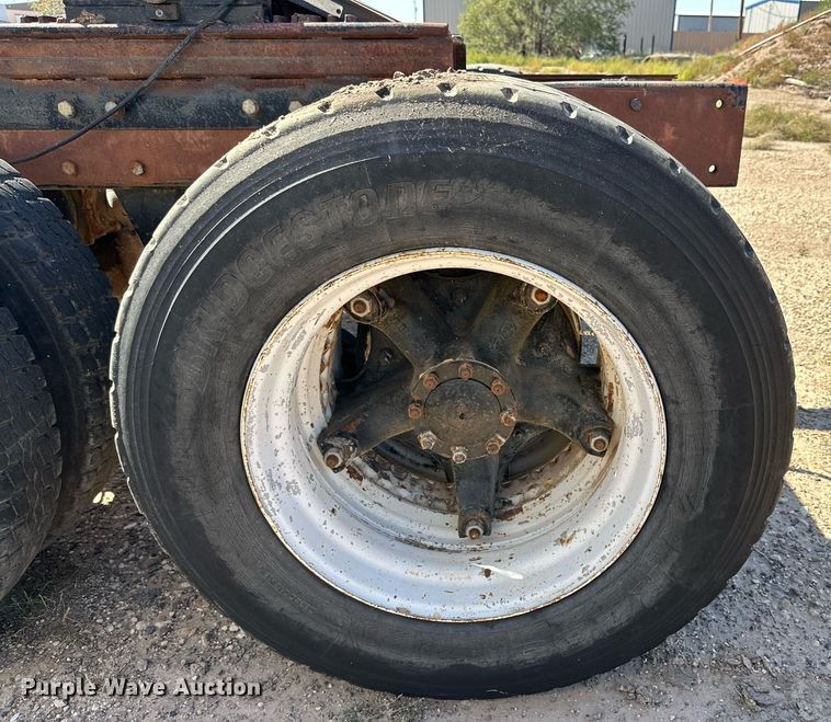 image for item DD3293 1981 Mack R685ST semi truck