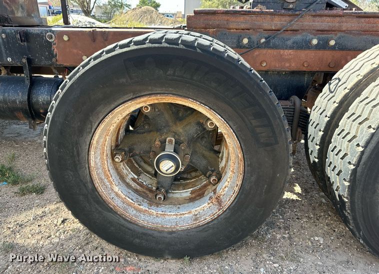 image for item DD3293 1981 Mack R685ST semi truck