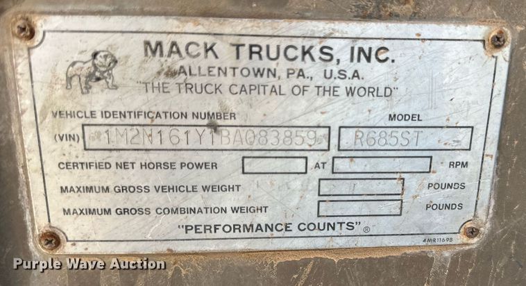 image for item DD3293 1981 Mack R685ST semi truck