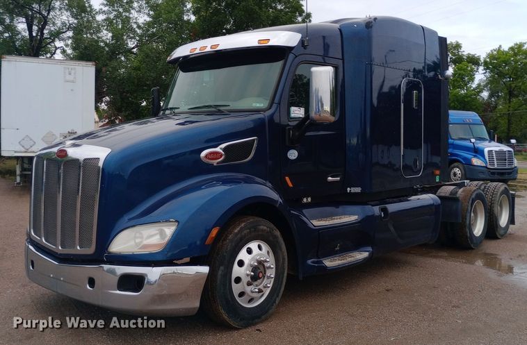 image for item DH1409 2016 Peterbilt  579 semi truck