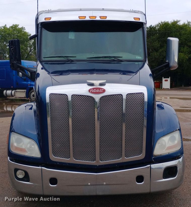 image for item DH1409 2016 Peterbilt  579 semi truck