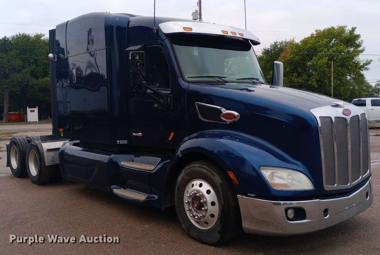 image for item DH1409 2016 Peterbilt  579 semi truck