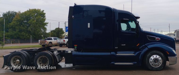 image for item DH1409 2016 Peterbilt  579 semi truck