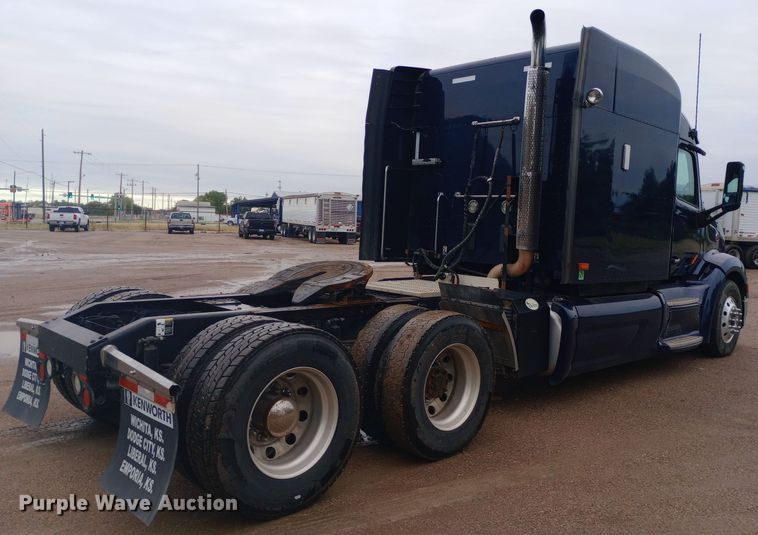 image for item DH1409 2016 Peterbilt  579 semi truck