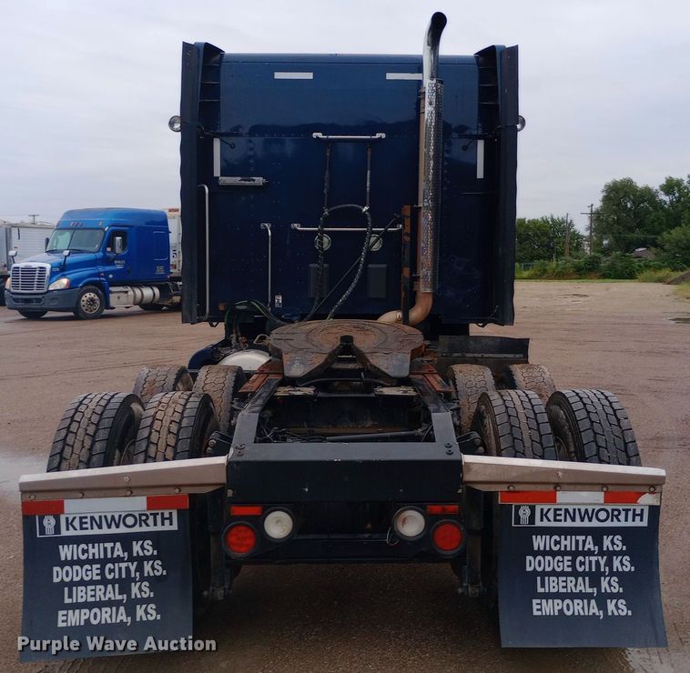 image for item DH1409 2016 Peterbilt  579 semi truck