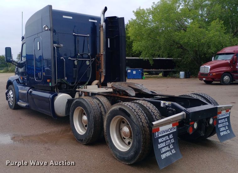 image for item DH1409 2016 Peterbilt  579 semi truck