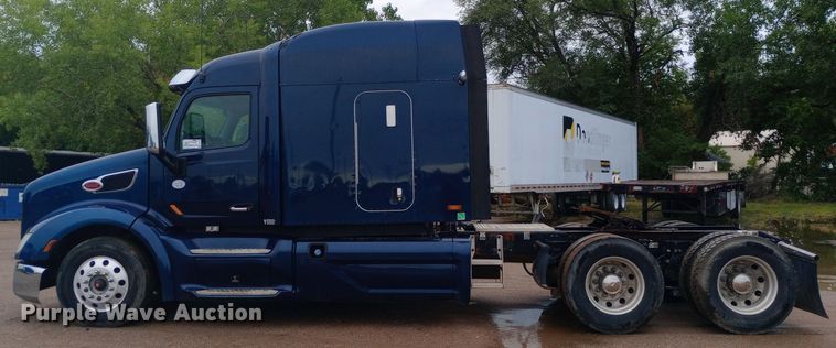 image for item DH1409 2016 Peterbilt  579 semi truck
