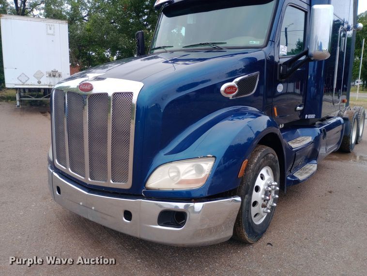 image for item DH1409 2016 Peterbilt  579 semi truck
