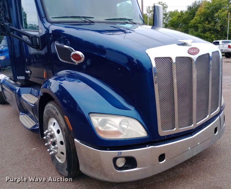 image for item DH1409 2016 Peterbilt  579 semi truck