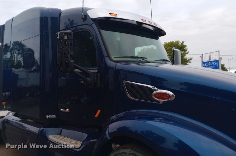 image for item DH1409 2016 Peterbilt  579 semi truck