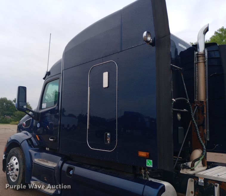 image for item DH1409 2016 Peterbilt  579 semi truck