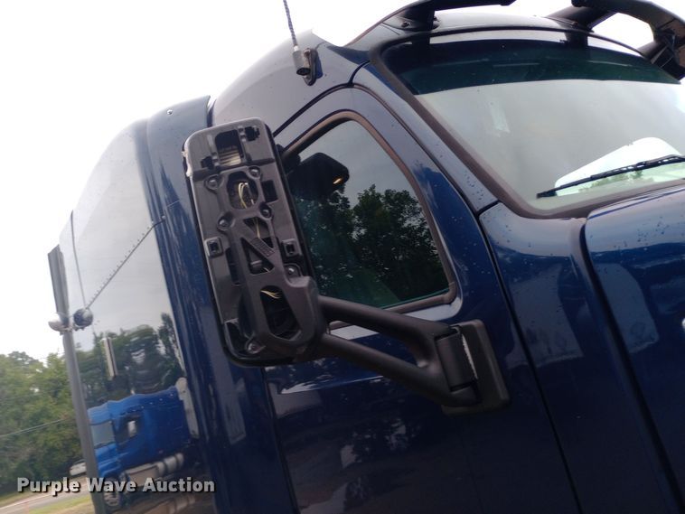 image for item DH1409 2016 Peterbilt  579 semi truck