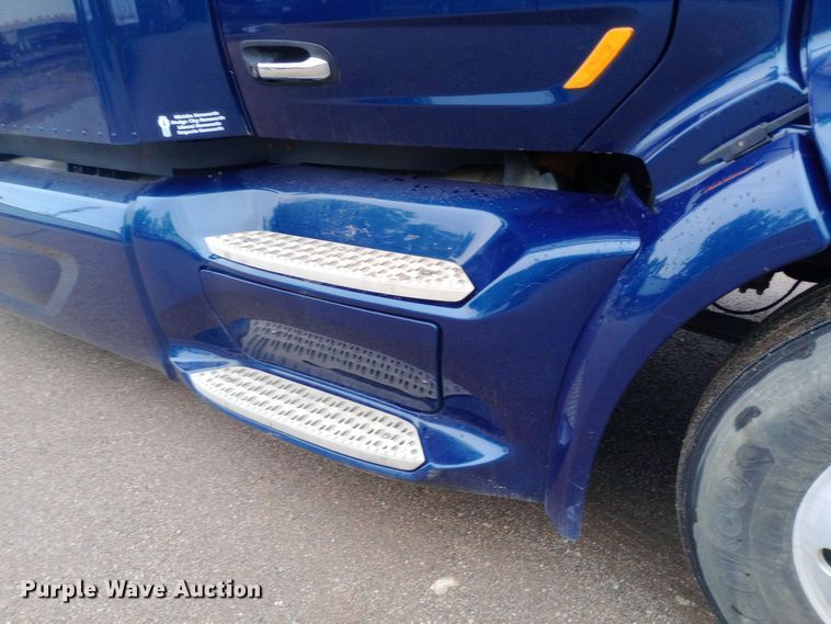 image for item DH1409 2016 Peterbilt  579 semi truck