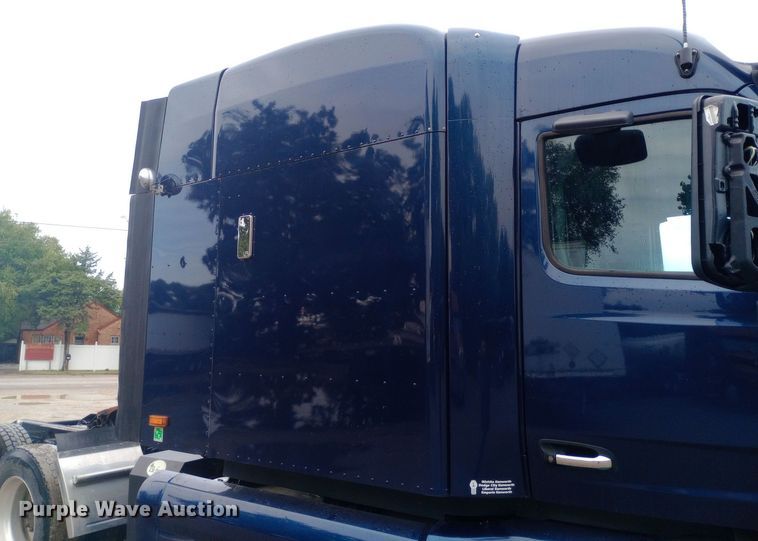 image for item DH1409 2016 Peterbilt  579 semi truck