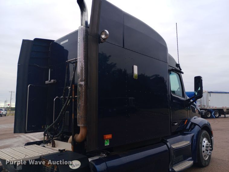 image for item DH1409 2016 Peterbilt  579 semi truck