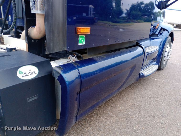 image for item DH1409 2016 Peterbilt  579 semi truck