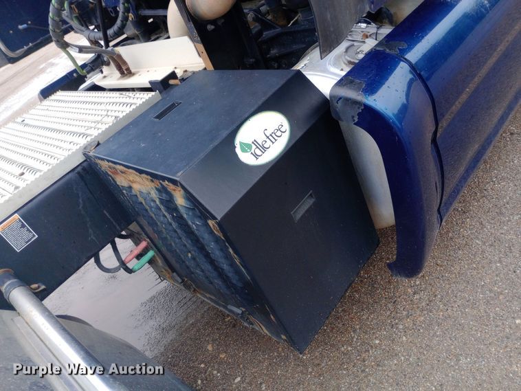 image for item DH1409 2016 Peterbilt  579 semi truck