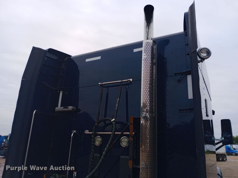 image for item DH1409 2016 Peterbilt  579 semi truck