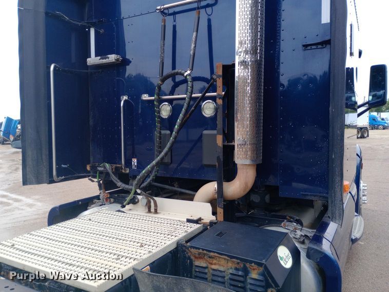 image for item DH1409 2016 Peterbilt  579 semi truck