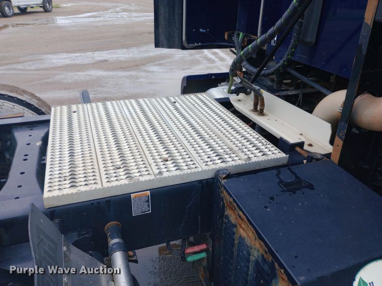 image for item DH1409 2016 Peterbilt  579 semi truck