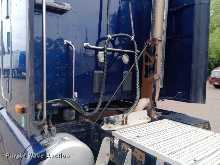 image for item DH1409 2016 Peterbilt  579 semi truck