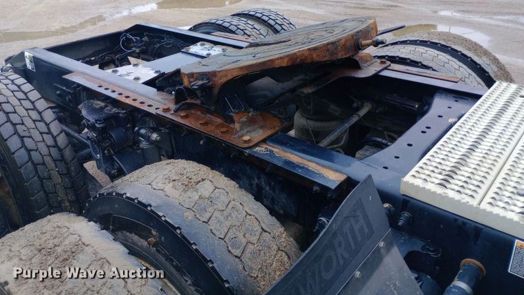 image for item DH1409 2016 Peterbilt  579 semi truck