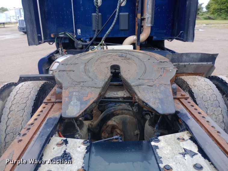 image for item DH1409 2016 Peterbilt  579 semi truck