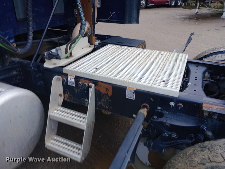 image for item DH1409 2016 Peterbilt  579 semi truck