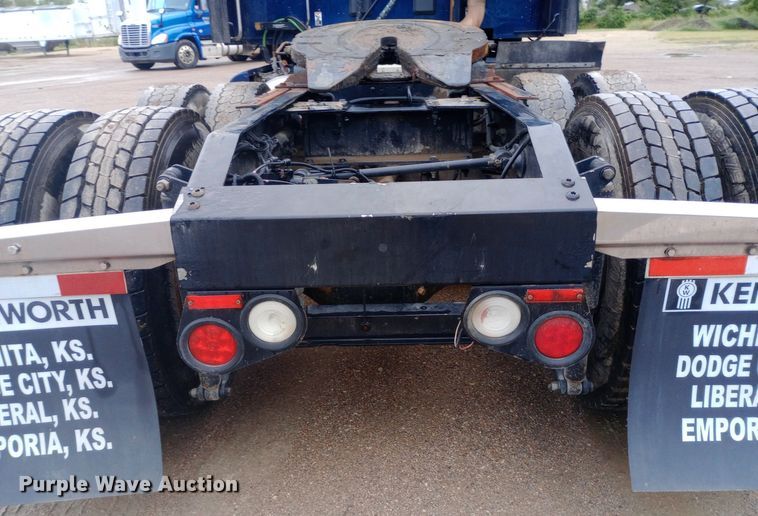 image for item DH1409 2016 Peterbilt  579 semi truck