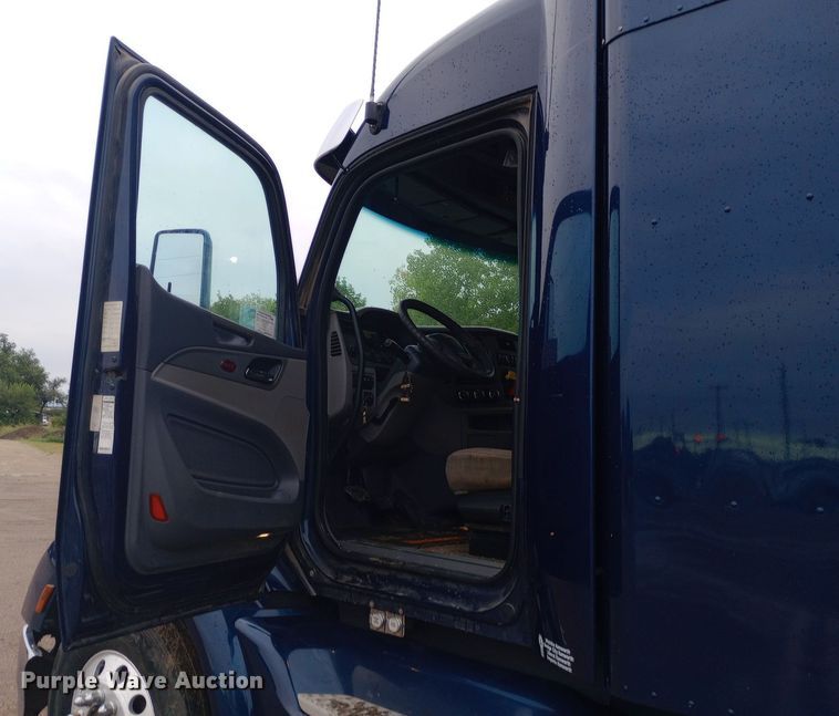 image for item DH1409 2016 Peterbilt  579 semi truck