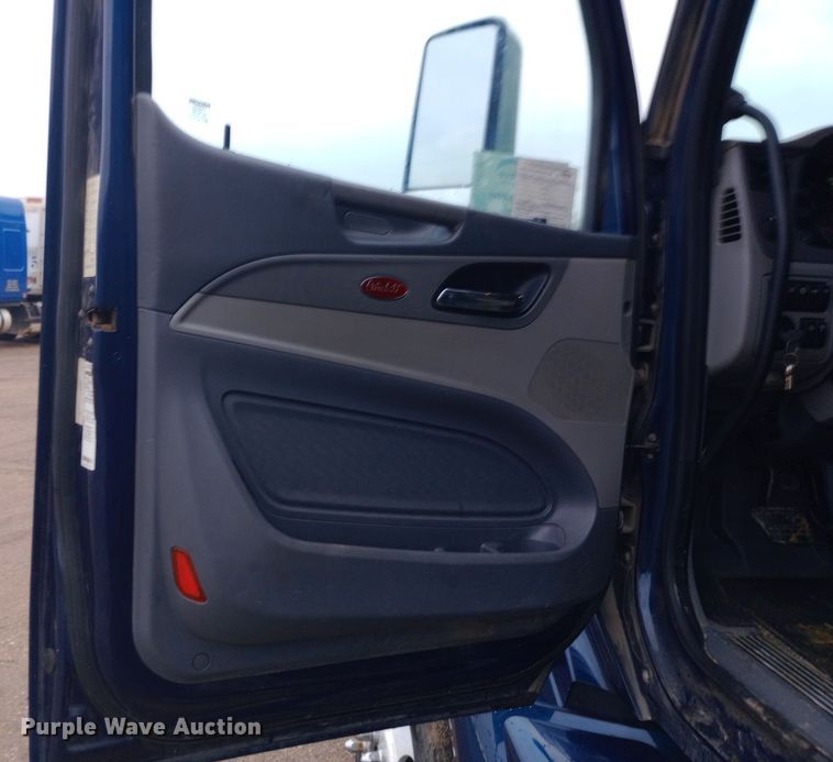 image for item DH1409 2016 Peterbilt  579 semi truck