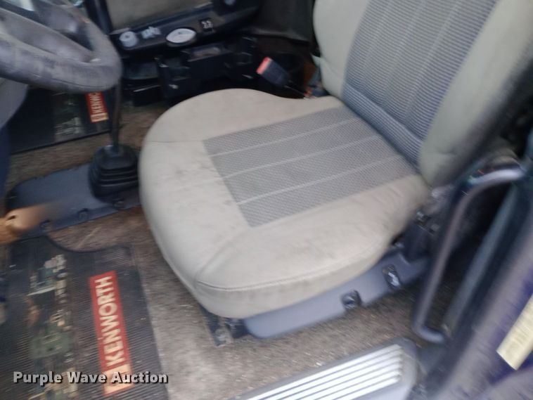 image for item DH1409 2016 Peterbilt  579 semi truck