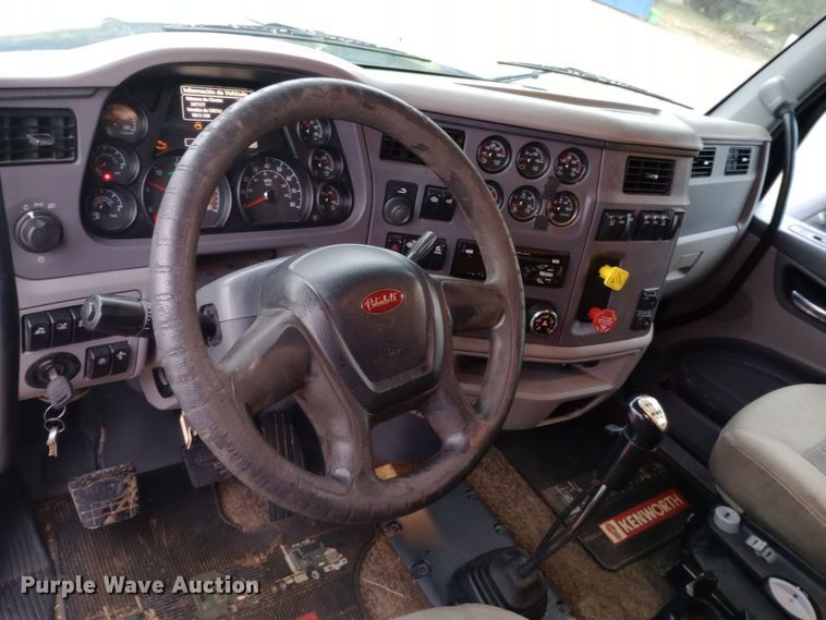 image for item DH1409 2016 Peterbilt  579 semi truck