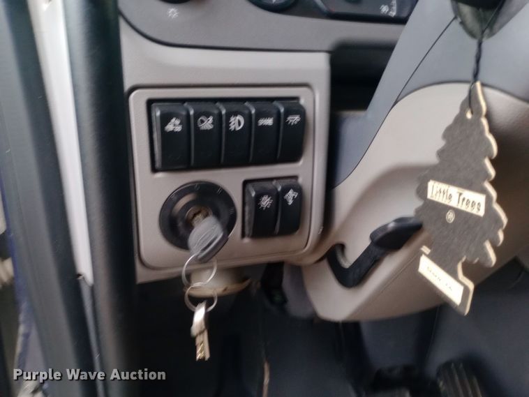 image for item DH1409 2016 Peterbilt  579 semi truck