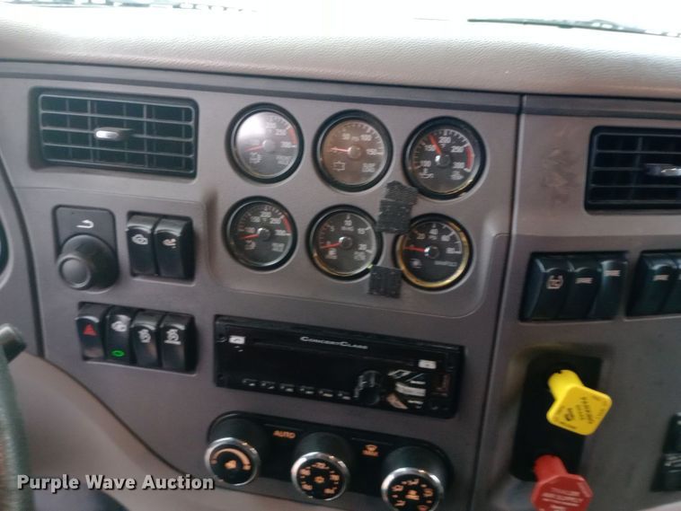 image for item DH1409 2016 Peterbilt  579 semi truck