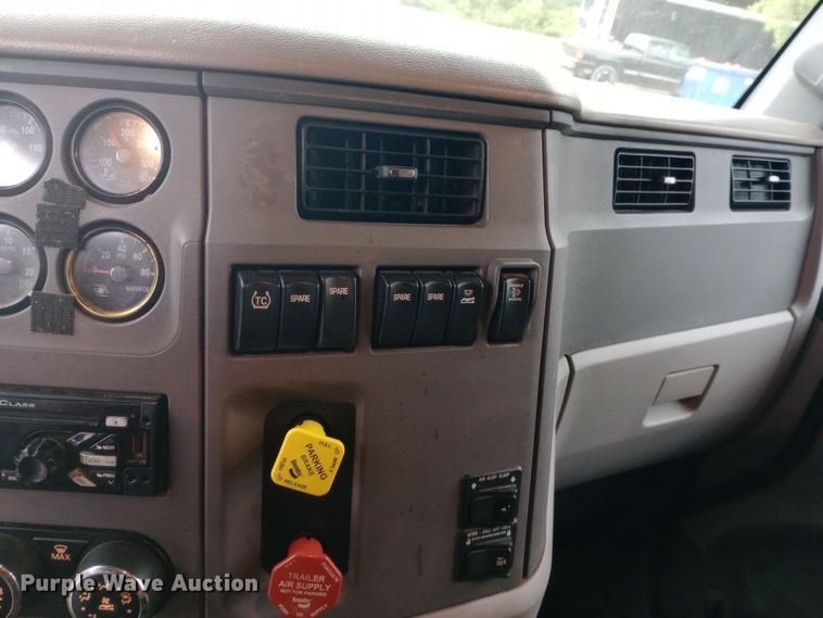 image for item DH1409 2016 Peterbilt  579 semi truck