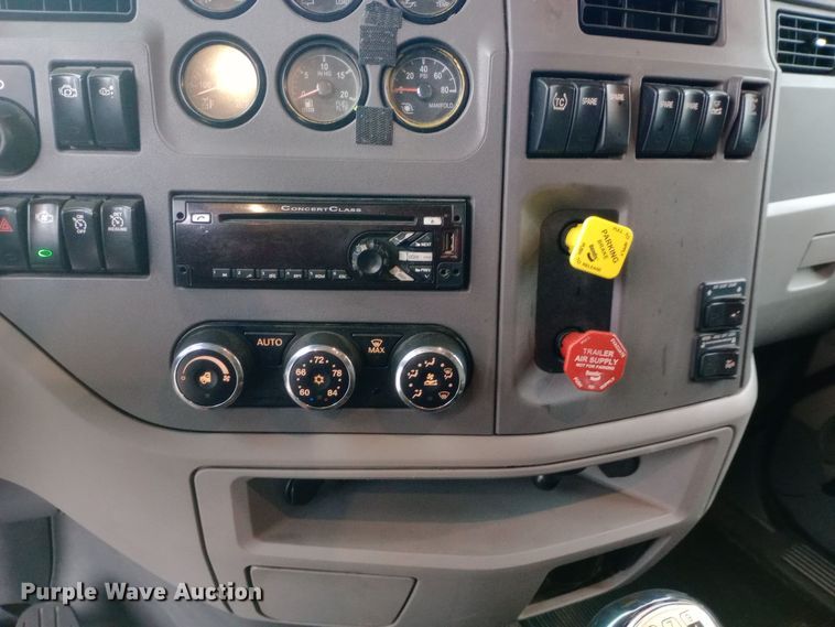 image for item DH1409 2016 Peterbilt  579 semi truck