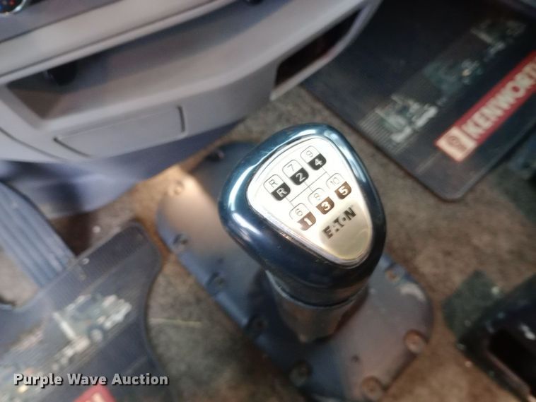 image for item DH1409 2016 Peterbilt  579 semi truck