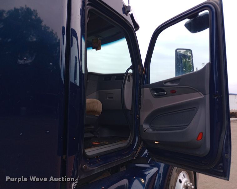 image for item DH1409 2016 Peterbilt  579 semi truck