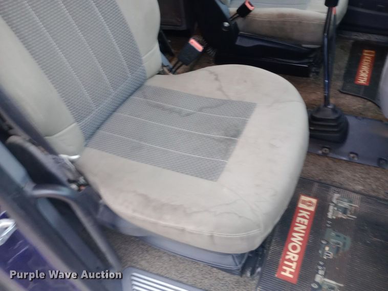 image for item DH1409 2016 Peterbilt  579 semi truck