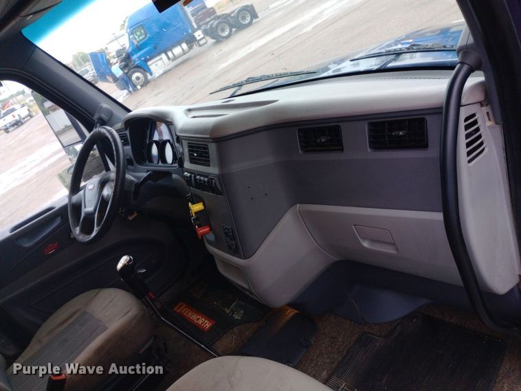 image for item DH1409 2016 Peterbilt  579 semi truck