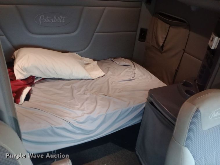 image for item DH1409 2016 Peterbilt  579 semi truck