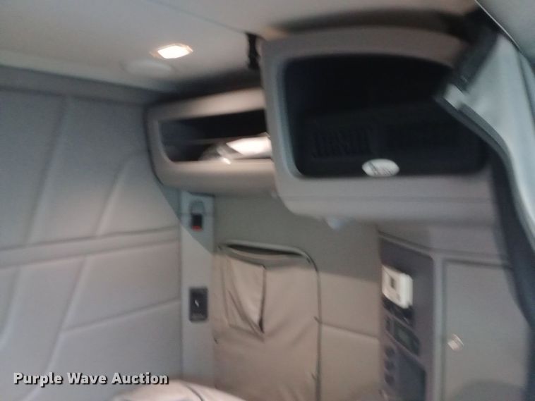 image for item DH1409 2016 Peterbilt  579 semi truck