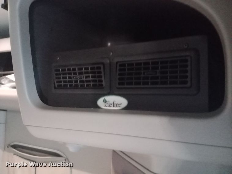 image for item DH1409 2016 Peterbilt  579 semi truck